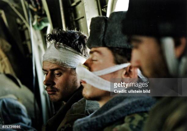 Verwundete russische Soldaten werden mit dem Hubschrauber aus Grosny evakuiert - Januar 1995