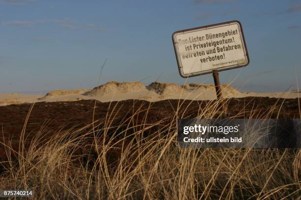 Schild der Gemeindeverwaltung in den Dünen von List auf Sylt: Das Lister Dünengebiet ist Privateigentum! Betreten und Befahren verboten! - 2004