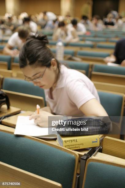 Studentin während einer Prüfung im Audimax der Technischen Universität TU Berlin. Auf dem Pult ein Wörterbuch Türkisch - Deutsch - Juni 2003