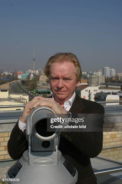 Manager, Dänemark Direktor der Universal Music International mit Fernrohr auf dem Balkon seines Büros in Berlin - April 2004