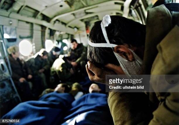 Verwundete russische Soldaten werden mit dem Hubschrauber aus Grosny evakuiert - Januar 1995