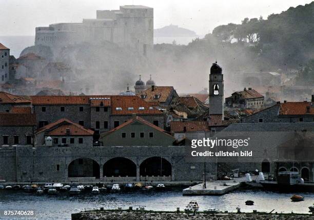 Der Rauch von eingeschlagenen Granaten hängt über der Altstadt von Dubrovnik. Juni 1992