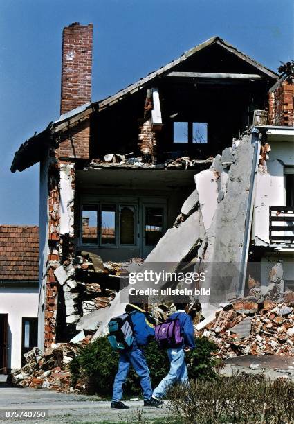 Besetzung des kroatischen Westslawonien durch kroatische Truppen Anfang Mai 1995: Kinder auf dem Weg zur Schule vor einer Hausruine in Pakrac. Mai...