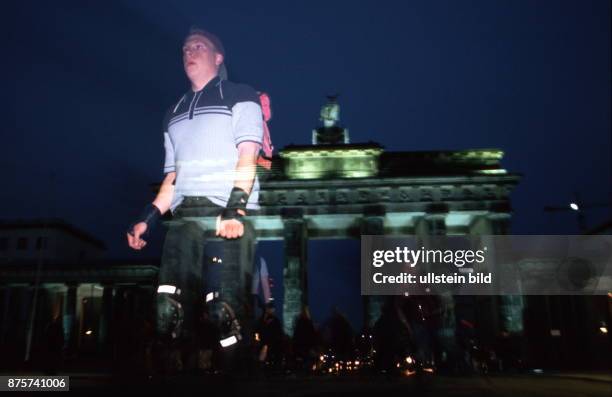 Teilnehmer der Inline-Skater Parade `Blade Night` vor dem Brandenburger Tor in Berlin am Abend - 5.05.1999