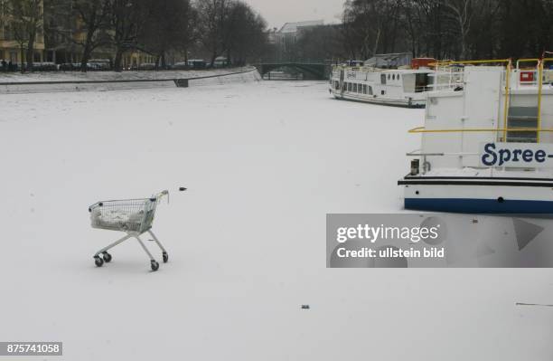 Einkaufswagen auf dem vereisten Landwehrkanal in der Nähe des Planufers in Berlin - Kreuzberg