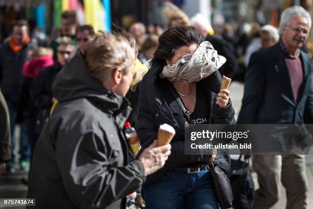 Deutschland Germany Berlin, Eis essen bei Gegenwind