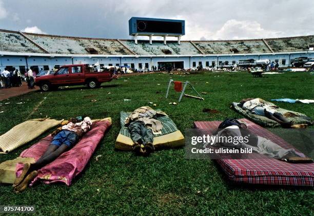 Fussballstadion Kigali: massakrierte Tutsi liegen auf Maztratzen - Mai 1994