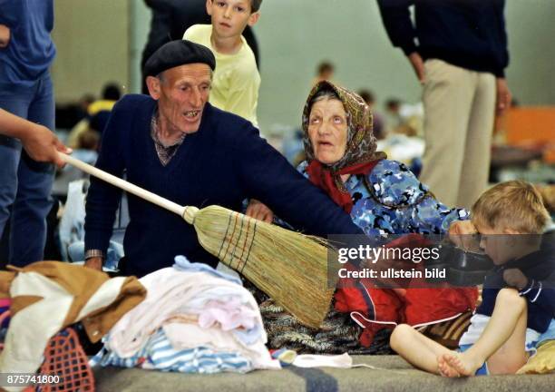 Kroatische Flüchtlinge sitzen in Split auf der Strasse. Juni 1992