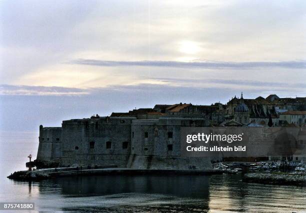 Dubrovnik: Blick über das Meer auf die Altstadt in der Dämmerung - Juni 1992