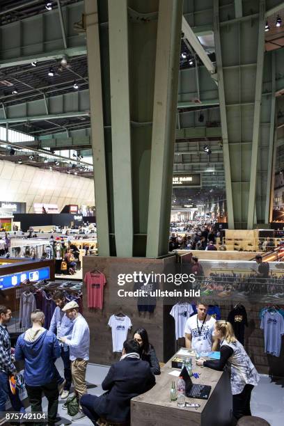 Deutschland Berlin Modemesse Bread&Butter in den Hallen des ehemaligen Flughafens Tempelhof.