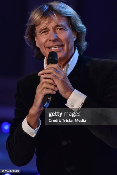 Hansi Hinterseer performs during the Stefanie Hertel Show 'Die grosse Show der Weihnachtslieder' on November 17, 2017 in Suhl, Germany.