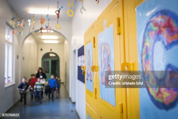 Deutschland Germany Berlin Arabische Schulstunde in der Grundschule Wedding. Schüler im Flur.