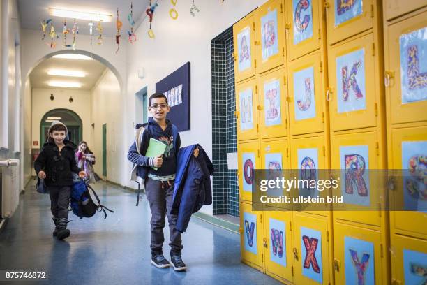 Deutschland Germany Berlin Arabische Schulstunde in der Grundschule Wedding. Schüler im Flur.