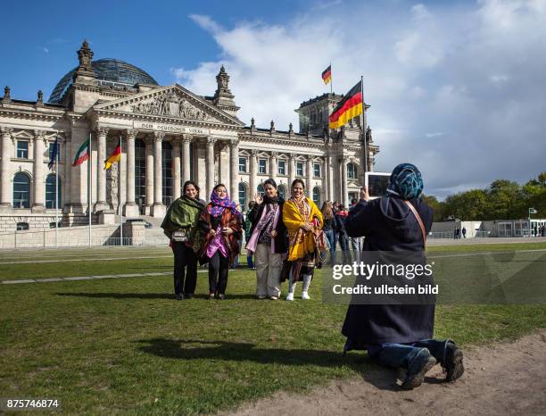 Deutschland Germany Berlin Touristen , Frauen aus Bangladesch, fotografieren sich vor dem Reichstag.