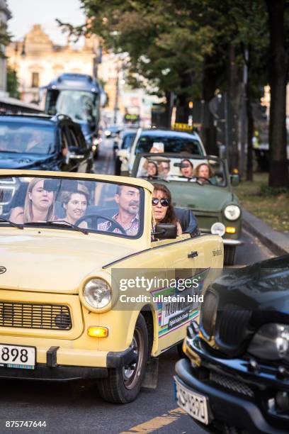 Deutschland Germany Berlin Touristen fahren mit alten Autos der DDR-Marke Trabant durch die Stadt. Die Touren werden von der Firma ' Trabi-World'...