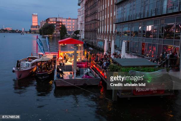 Deutschland Germany Berlin Sonnenuntergang auf der Terasse des des Clubs Watergate, auf dem das KulturRadio ihre Open-Air Klassik Lounge...