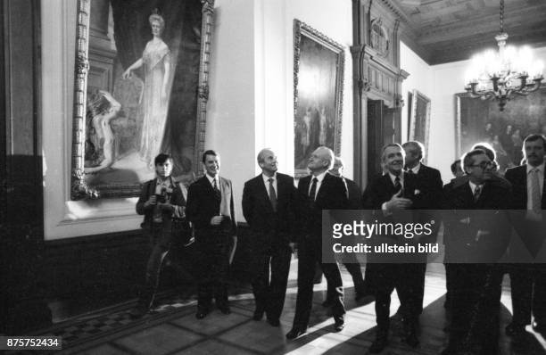 Germany, Essen: The Krupp Group used the visit of the important GDR politician, Guenter Mittag, to Bonn in the Villa Huegel with Berthold Beitz on in...