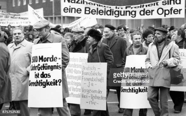 Deutschland, Koeln: Organisationen franzoesischer Juden und deutsche Naziopfer demonstrierten fuer eine Verurteilung des Gestapo- und SS-Mannes Kurt...