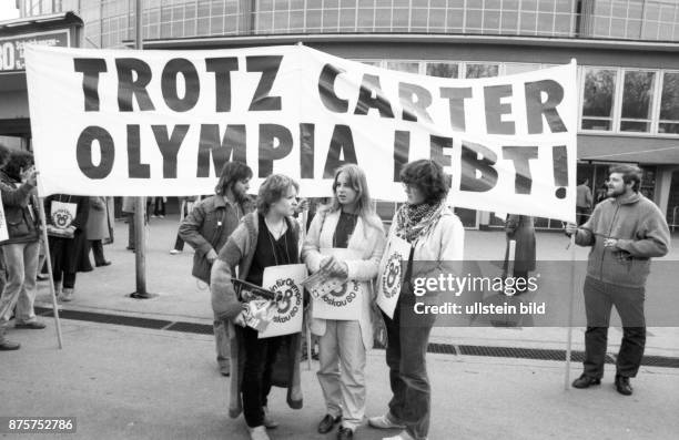 Germany, Dortmund: The "Yes" and "No" at the Moscow Olympics in 1980 brought protesters to the Westfalenhalle on April 20, 1980 in Dortmund.
