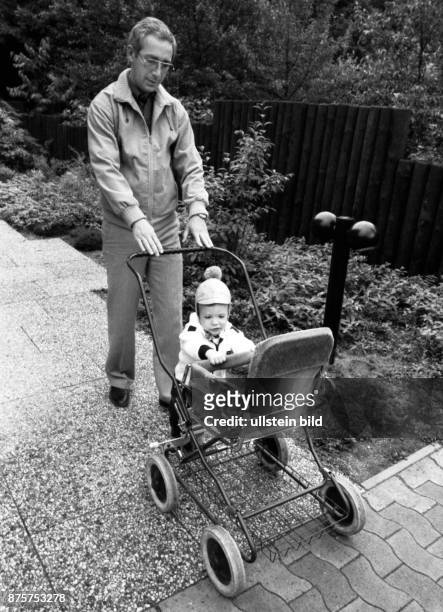 Deutschland, Harsewinkel/Bielefeld: Die Betreuung eines Kleinkindes durch den Vater war im Jahre 1980 eher selten wie hier am bei Bielefeld.