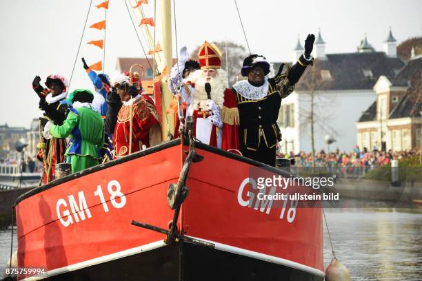 Niederlande, Assen: Der Einzug des Sinterklaas loeste bei vielen Kindern in den Niederlanden Furcht aber auch Freude aus , nicht so bei einigen...