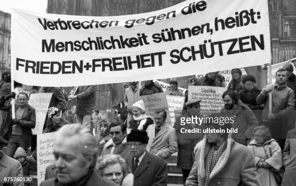 Deutschland, Koeln: Organisationen franzoesischer Juden und deutsche Naziopfer demonstrierten fuer eine Verurteilung des Gestapo- und SS-Mannes Kurt...