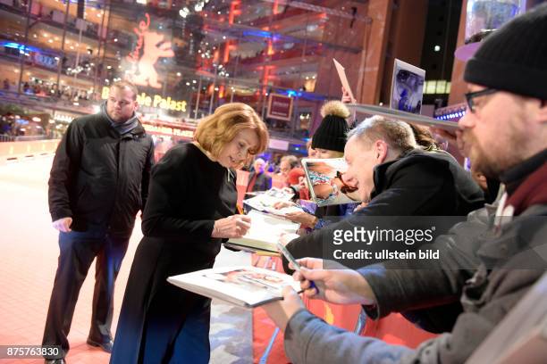 Schauspielerin Senta Berger schreibt Autogramme während des Eröffnungsempfangs anlässlich der 66. Internationalen Filmfestspiele Berlin