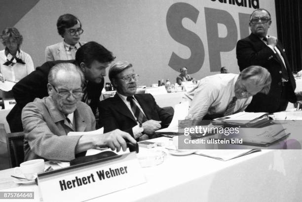 Germany, Essen: Election Party Conference of the SPD on June 9, 1980 in Essen. Herbert Wehner, Helmut Schmidt, Willy Brandt, Hans-Juergen Wischnewski