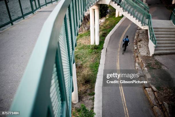 coursier à vélo - marquage de route photos et images de collection