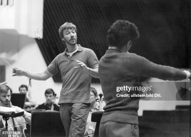 Okko Kamu, conductor, conducting at the International Jean Sibelius Violin Competition, Laureat Illya Kaler