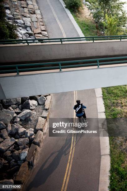 coursier à vélo - marquage de route photos et images de collection