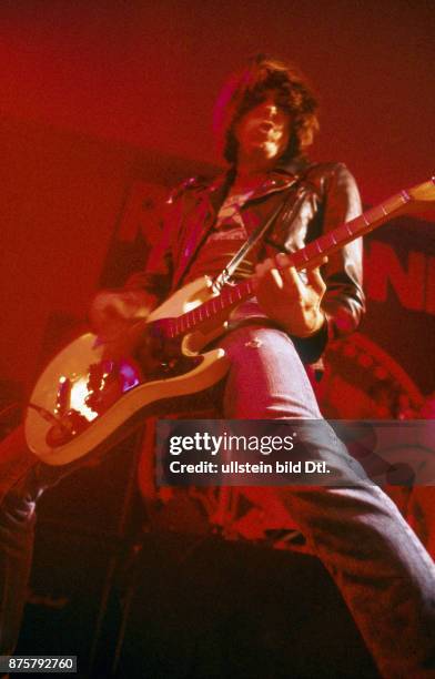 Ramones, American punk rock band, USA Johnny Ramone on stage in Berlin, Neue Welt