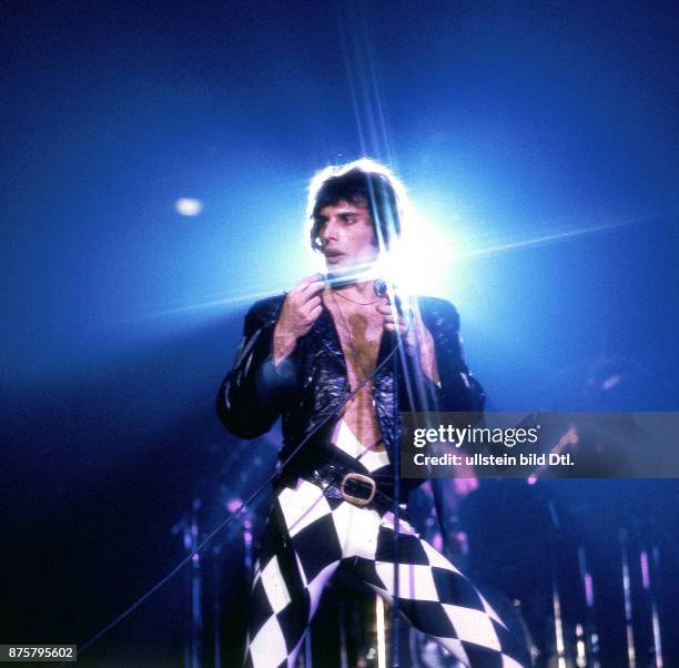 Queen, rock band, UK - Freddie Mercury on stage, Deutschlandhalle, Berlin