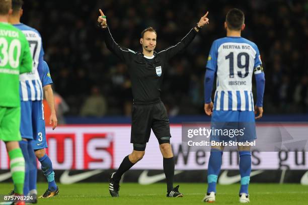Referee Bastian Dankert awards Moenchengladbach a penalty following video referee check during the Bundesliga match between Hertha BSC and Borussia...