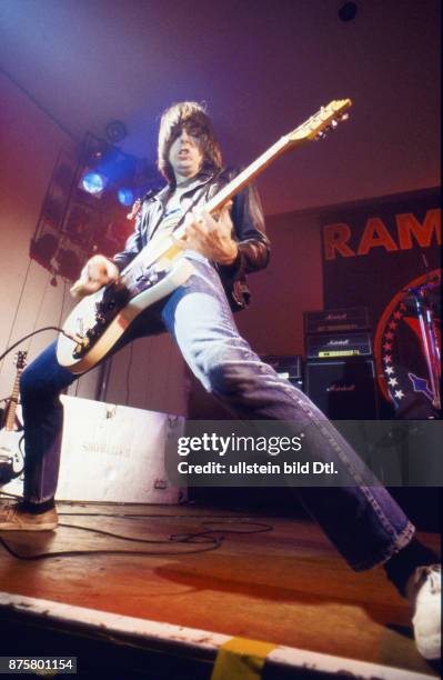Ramones, American punk rock band, USA Johnny Ramone on stage in Berlin, Neue Welt
