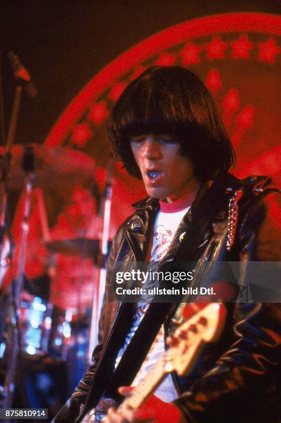 Ramones, American punk rock band, USA Dee Dee Ramone on stage in Berlin, Neue Welt