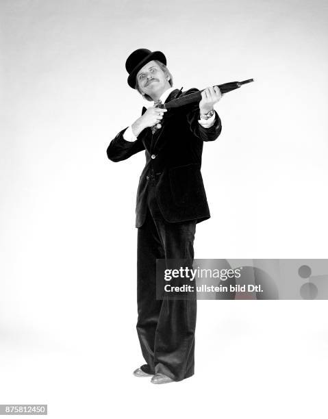 Frank Zander als John Steed von "Mit Schirm, Charme und Melone", Fotoshooting zum Projekt "Berühmte Detektive"