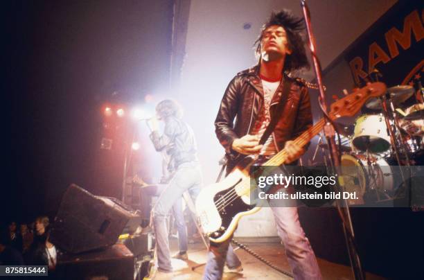 Ramones, American punk rock band, USA - Dee Dee Ramone. On stage in Berlin, Neue Welt