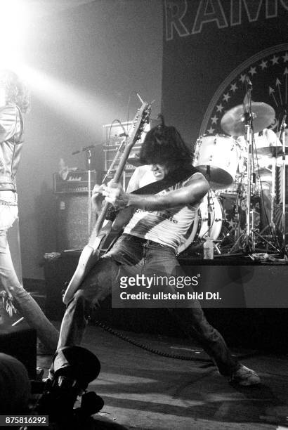 Ramones, American punk rock band, USA Dee Dee Ramone on stage in Berlin, Neue Welt