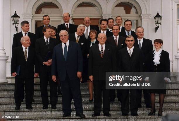 Gruppenfoto des neuen Kabinetts mit Bundespräsident Roman Herzog.