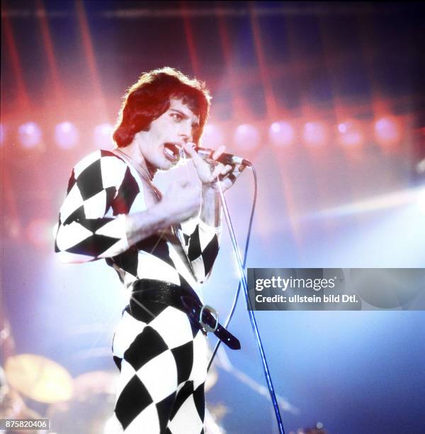 Queen, rock band, UK - Freddie Mercury on stage, Deutschlandhalle, Berlin