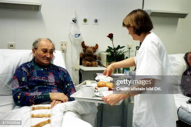 Krankenschwester bringt einem Patienten das Essen ans Bett Uniklinik Venusberg Bonn - 1997