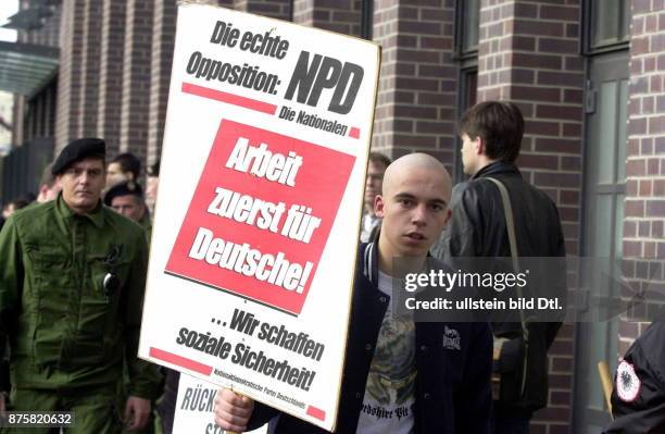 Demonstration von NPD - Anhängern gegen das gegenwärtig diskutierte Verbot der NPD: Demonstrant mit Schild "Arbeit zuerst für Deutsche" am Bahnhof...