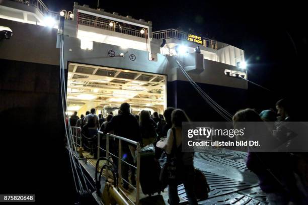 Menschen betreten eine Fähre auf der Insel Kalymnos, Nacht