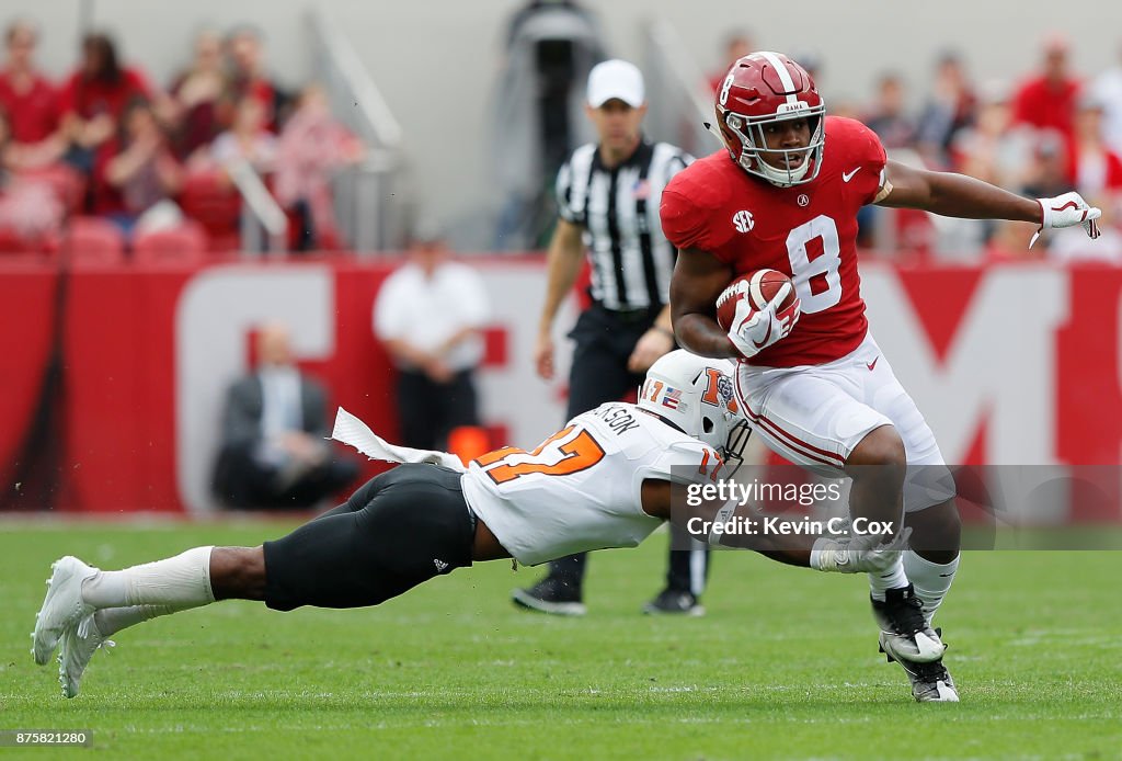 Josh Jacobs of the Alabama Crimson Tide rushes away from Eric Jackson