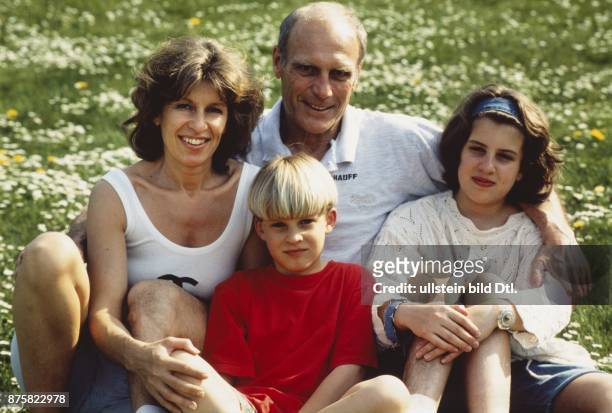 Rudi Altig *- Sportler, Radsportler, D mit seiner Familie. V.l.n.r.: Ehefrau Monique , Sohn Steven , Rudi Altig und Tochter Cindy . Undatiertes Foto.