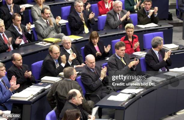 / Aktuelle Fragestunde zur CDU-Parteispendenaffäre: Blick auf die Reihen der CDU/CSU-Bundestagsfraktion; der CDU-Bundesvorsitzende Wolfgang Schäuble...