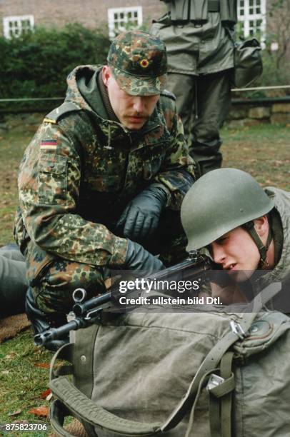 Ein Ausbilder der Bundeswehr erläutert einem Soldaten im Rahmen der Grundausbildung auf dem Gelände der "Waldkaserne" die Handhabung des G3 Gewehres....