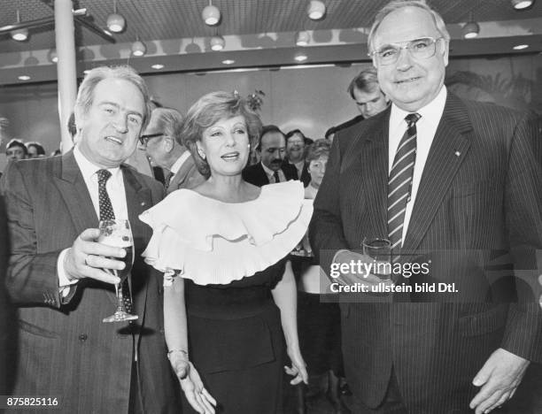 Politiker Johannes Rau, Moderatorin Dagmar Berghoff und Bundeskanzler Helmut Kohl bei der "Bericht aus Bonn" - Feier in der...