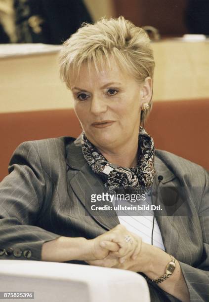 Gabriele Wiechatzek, ehemalige Landespolitikerin in Berlin und Berlin-Repräsentantin des Fernsehsenders ProSieben , sitzend, mit Mikrofon am Revers. .